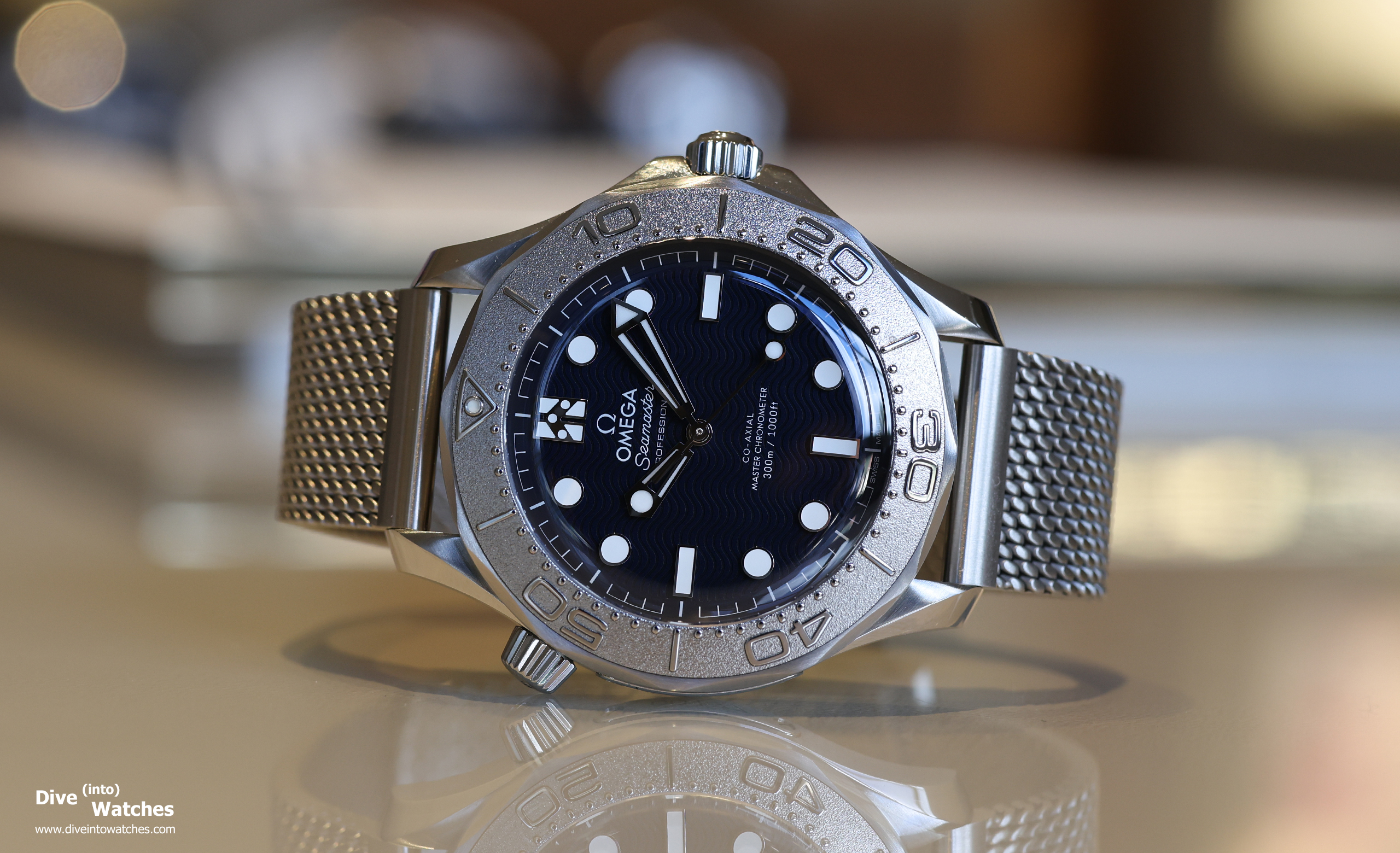 Omega: „Timeless Adversaries“ Bond-Ausstellung zur neuen Seamaster